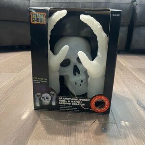 Vintage Totally ghoul Graveyard spooky skull and hands ground breaker prop.nwt